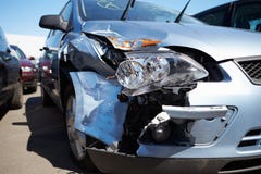 Dommages à la voiture impliquée dans l'accident photos libres de droits Dommages à la voiture impliquée dans l'accident photos libres de droits
