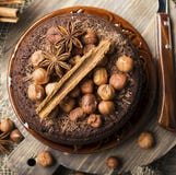 Domowej roboty czekoladowy szalony tort z czekoladowymi układami scalonymi, dokrętek hazelnuts, cynamonem i pikantność dla wygodn zdjęcia stock Domowej roboty czekoladowy szalony tort z czekoladowymi układami scalonymi, dokrętek hazelnuts, cynamonem i pikantność dla wygodn zdjęcia stock
