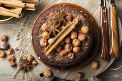 Domowej roboty czekoladowy szalony tort z czekoladowymi układami scalonymi, dokrętek hazelnuts, cynamonem i pikantność dla wygodn obrazy royalty free Domowej roboty czekoladowy szalony tort z czekoladowymi układami scalonymi, dokrętek hazelnuts, cynamonem i pikantność dla wygodn obrazy royalty free