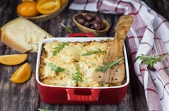 Domowej roboty Mięsny lasagna na drewnianym stole zdjęcie stock Domowej roboty Mięsny lasagna na drewnianym stole zdjęcie stock