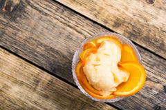 Domowej roboty organicznie pomarańczowy lody z świeżej owoc plasterkami fotografia stock Domowej roboty organicznie pomarańczowy lody z świeżej owoc plasterkami fotografia stock