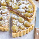 Domowej roboty shortbread ciasta gronowy tarta z orzecha włoskiego praline, zbliżenie, kwadrat zdjęcia stock Domowej roboty shortbread ciasta gronowy tarta z orzecha włoskiego praline, zbliżenie, kwadrat zdjęcia stock