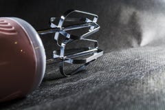 Domowy elektryczny melanżer menchii i bielu kolory Na monophonic czarnym tle Nozzles dla melanżeru nowożytne technologie zdjęcie stock Domowy elektryczny melanżer menchii i bielu kolory Na monophonic czarnym tle Nozzles dla melanżeru nowożytne technologie zdjęcie stock
