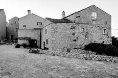 Domy przy Lubenice w Cres B&W obrazy stock Domy przy Lubenice w Cres B&W obrazy stock