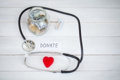 Donaciones y caridad La inscripción dona Concepto de la donación Vidrio con donaciones en el fondo blanco Caridad y dinero imágenes de archivo libres de regalías Donaciones y caridad La inscripción dona Concepto de la donación Vidrio con donaciones en el fondo blanco Caridad y dinero imágenes de archivo libres de regalías