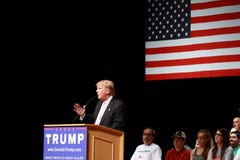 Donald atut mówi przy kampania wiecem na Lipu, 25, 2015, w Oskaloosa, Iowa obraz stock Donald atut mówi przy kampania wiecem na Lipu, 25, 2015, w Oskaloosa, Iowa obraz stock