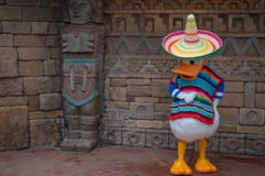 Donald Duck en ropa mexicana en Epcot 1 imágenes de archivo libres de regalías Donald Duck en ropa mexicana en Epcot 1 imágenes de archivo libres de regalías