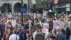 Donald Trump Protest, Londres, el 13 de julio de 2018: La manifestación de Donald Trump llena de carteles Westminster, Londres, e almacen de metraje de vídeo Donald Trump Protest, Londres, el 13 de julio de 2018: La manifestación de Donald Trump llena de carteles Westminster, Londres, e almacen de metraje de vídeo