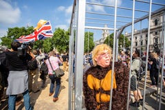 Donald Trump Visits UK till demonstrationer fotografering för bildbyråer Donald Trump Visits UK till demonstrationer fotografering för bildbyråer