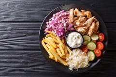 Doner kebab na talerzu z dłoniakami, sałatką i kumberlandem w górę stołu francuza, dalej horyzontalny odgórny widok obraz stock Doner kebab na talerzu z dłoniakami, sałatką i kumberlandem w górę stołu francuza, dalej horyzontalny odgórny widok obraz stock
