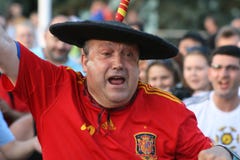 Donetsk, Ucrânia - 06 23 2012: Fan de futebol espanhóis na frente do estádio da arena de Donbass no campeonato EURO-2012 foto de stock Donetsk, Ucrânia - 06 23 2012: Fan de futebol espanhóis na frente do estádio da arena de Donbass no campeonato EURO-2012 foto de stock