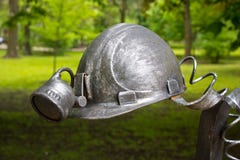 Donetsk Ukraina, Maj, - 09, 2017: Górnika ` s hełm forged postacie forged od metalu zdjęcie stock Donetsk Ukraina, Maj, - 09, 2017: Górnika ` s hełm forged postacie forged od metalu zdjęcie stock