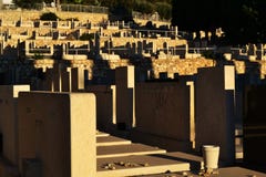 Doniosły jard, Żydowski cemetry w Haifa mieście, śródmieście, Izrael zdjęcie stock Doniosły jard, Żydowski cemetry w Haifa mieście, śródmieście, Izrael zdjęcie stock