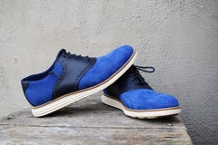 Donkerblauwe tennisschoenen met een witte zool op een houten achtergrond royalty-vrije stock foto Donkerblauwe tennisschoenen met een witte zool op een houten achtergrond royalty-vrije stock foto