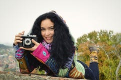 Donkerbruin sensueel meisje met oude fotocamera op film, die beelden nemen stock afbeeldingen Donkerbruin sensueel meisje met oude fotocamera op film, die beelden nemen stock afbeeldingen