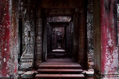 Donkere gangpassage in de Angkor-tempel royalty-vrije stock foto Donkere gangpassage in de Angkor-tempel royalty-vrije stock foto
