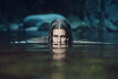 Donkere waternimf met intense starende blik stock afbeeldingen Donkere waternimf met intense starende blik stock afbeeldingen