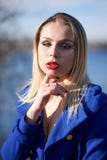 Donna abbastanza sexy dei giovani all'aperto fotografia stock libera da diritti Donna abbastanza sexy dei giovani all'aperto fotografia stock libera da diritti