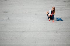Donna alla moda di stile del blog sulla posa delle scale fotografia stock libera da diritti Donna alla moda di stile del blog sulla posa delle scale fotografia stock libera da diritti