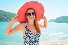 Donna allegra che si rilassa sul fondo tropicale fotografia stock libera da diritti Donna allegra che si rilassa sul fondo tropicale fotografia stock libera da diritti