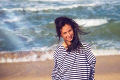 Donna allegra sulla spiaggia, bello ritratto fotografia stock libera da diritti Donna allegra sulla spiaggia, bello ritratto fotografia stock libera da diritti