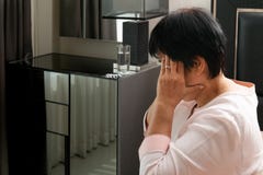 Donna anziana che soffre dall'emicrania, sforzo, emicrania, concetto di problema sanitario fotografia stock Donna anziana che soffre dall'emicrania, sforzo, emicrania, concetto di problema sanitario fotografia stock