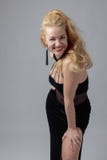 Donna attraente di medio evo in vestito uguagliante nero fotografie stock libere da diritti Donna attraente di medio evo in vestito uguagliante nero fotografie stock libere da diritti