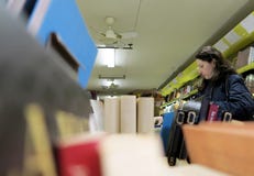 Donna in biblioteca fotografie stock Donna in biblioteca fotografie stock