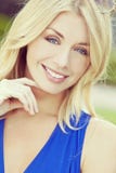 Donna bionda del ritratto di stile di Instagram bella con gli occhi azzurri fotografia stock libera da diritti Donna bionda del ritratto di stile di Instagram bella con gli occhi azzurri fotografia stock libera da diritti