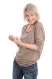 Donna bionda più anziana isolata potente che fa gesto del pugno con lei immagini stock libere da diritti Donna bionda più anziana isolata potente che fa gesto del pugno con lei immagini stock libere da diritti