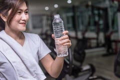 Donna in buona salute di sport che esamina l'acqua della bevanda immagine stock Donna in buona salute di sport che esamina l'acqua della bevanda immagine stock