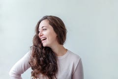 Donna castana positiva felice del ritratto di bellezza giovane su fondo bianco immagini stock Donna castana positiva felice del ritratto di bellezza giovane su fondo bianco immagini stock