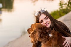 Donna castana sveglia che tiene e cane di abbraccio Amore agli animali, concetto degli animali domestici immagini stock libere da diritti Donna castana sveglia che tiene e cane di abbraccio Amore agli animali, concetto degli animali domestici immagini stock libere da diritti