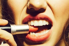 Donna che biring rossetto rosso fotografie stock Donna che biring rossetto rosso fotografie stock