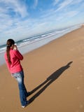 Donna che cammina da solo fotografia stock libera da diritti Donna che cammina da solo fotografia stock libera da diritti