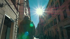 Donna che cammina lungo la via a Roma Donna che cammina lungo la via a Roma
