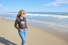 Donna che cammina sulla spiaggia Fotografia Stock Donna che cammina sulla spiaggia Fotografia Stock