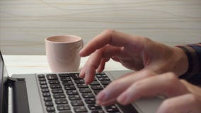 Donna che digita sul computer portatile stock footage Donna che digita sul computer portatile stock footage