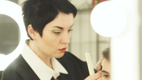 Donna che fa taglio di capelli maschio con il rasoio elettrico Chiuda sui capelli di taglio del parrucchiere con la tosatrice nel stock footage Donna che fa taglio di capelli maschio con il rasoio elettrico Chiuda sui capelli di taglio del parrucchiere con la tosatrice nel stock footage
