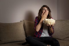 Donna che guarda TV immagini stock libere da diritti Donna che guarda TV immagini stock libere da diritti