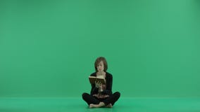 Donna che legge un libro archivi video Donna che legge un libro archivi video