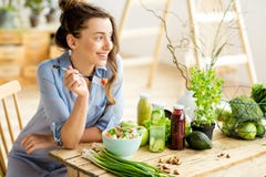 Donna che mangia insalata sana fotografia stock libera da diritti Donna che mangia insalata sana fotografia stock libera da diritti