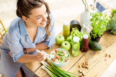 Donna che mangia insalata sana fotografia stock Donna che mangia insalata sana fotografia stock