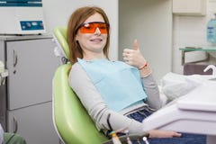 Donna che mostra pollice sul segno alla clinica dell'ufficio del ` s del dentista fotografia stock libera da diritti Donna che mostra pollice sul segno alla clinica dell'ufficio del ` s del dentista fotografia stock libera da diritti