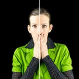Donna che osserva sconvolta i segni di invecchiamento fotografia stock Donna che osserva sconvolta i segni di invecchiamento fotografia stock