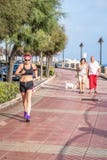 Donna che pareggia con i vestiti di sport fotografia stock libera da diritti Donna che pareggia con i vestiti di sport fotografia stock libera da diritti