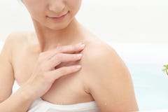 Donna che prende bagno di rilassamento fotografie stock Donna che prende bagno di rilassamento fotografie stock