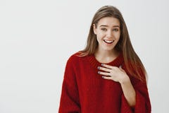 Donna che ride sopra il tipo impacciato che che prova a chiederle fuori Colpo dell'interno della ragazza popolare attraente alleg fotografia stock libera da diritti Donna che ride sopra il tipo impacciato che che prova a chiederle fuori Colpo dell'interno della ragazza popolare attraente alleg fotografia stock libera da diritti