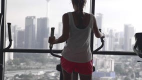 Donna che risolve in ginnastica Donna che risolve in ginnastica