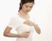 Donna che si esamina per cancro al seno immagini stock libere da diritti Donna che si esamina per cancro al seno immagini stock libere da diritti